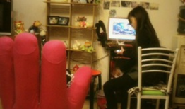 女主播单手解开文胸,女主播展现惊人技巧